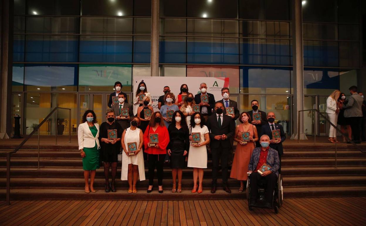 Foto de familia de los premiados con la consejera en Málaga