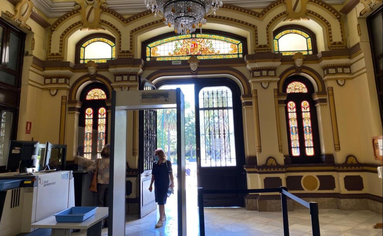 En la imagen, las vidrieras de la entrada de la Casona. 