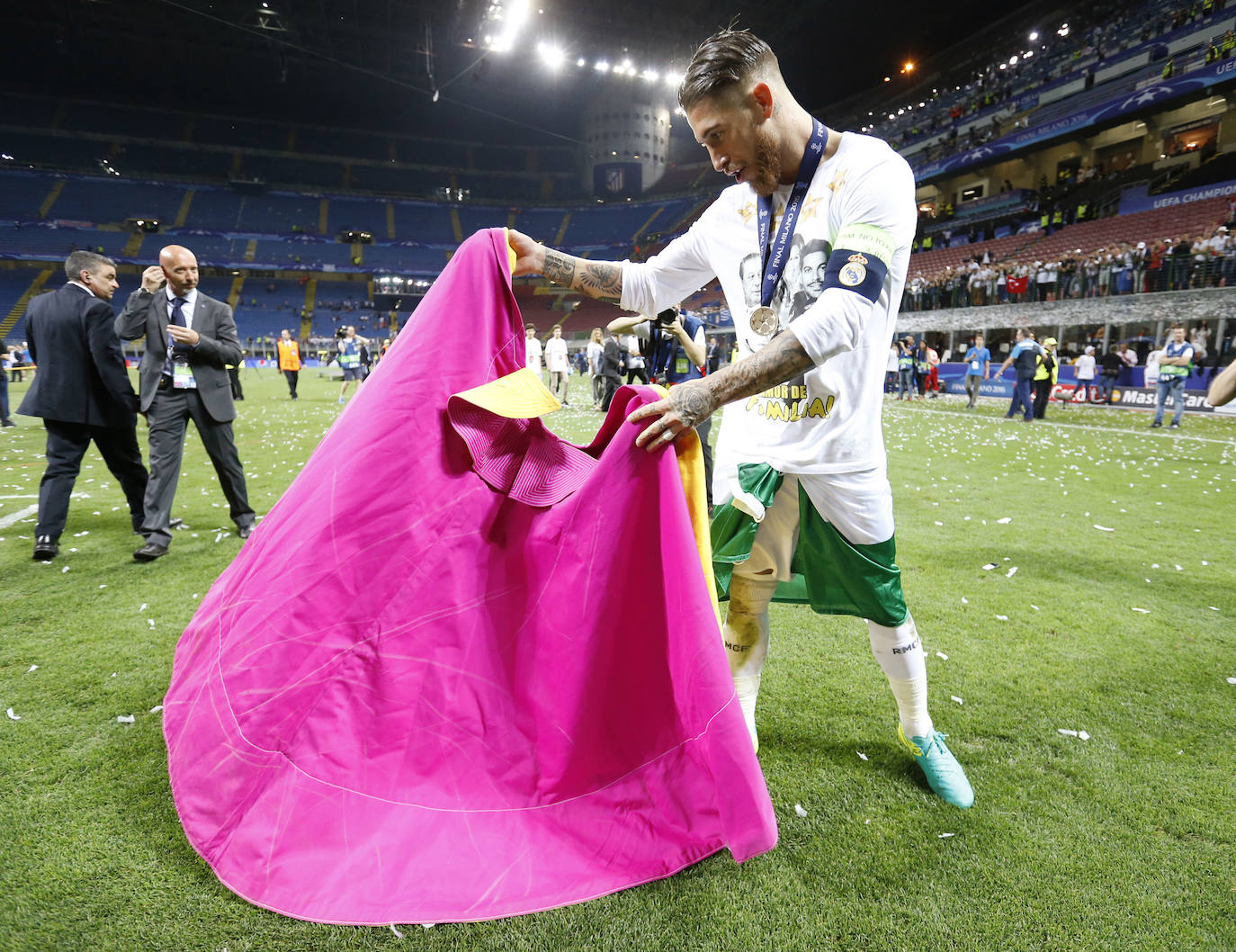 Año 2016. Sergio Ramos posa con una muleta de torero tras ganar la final de Champions de Milán.