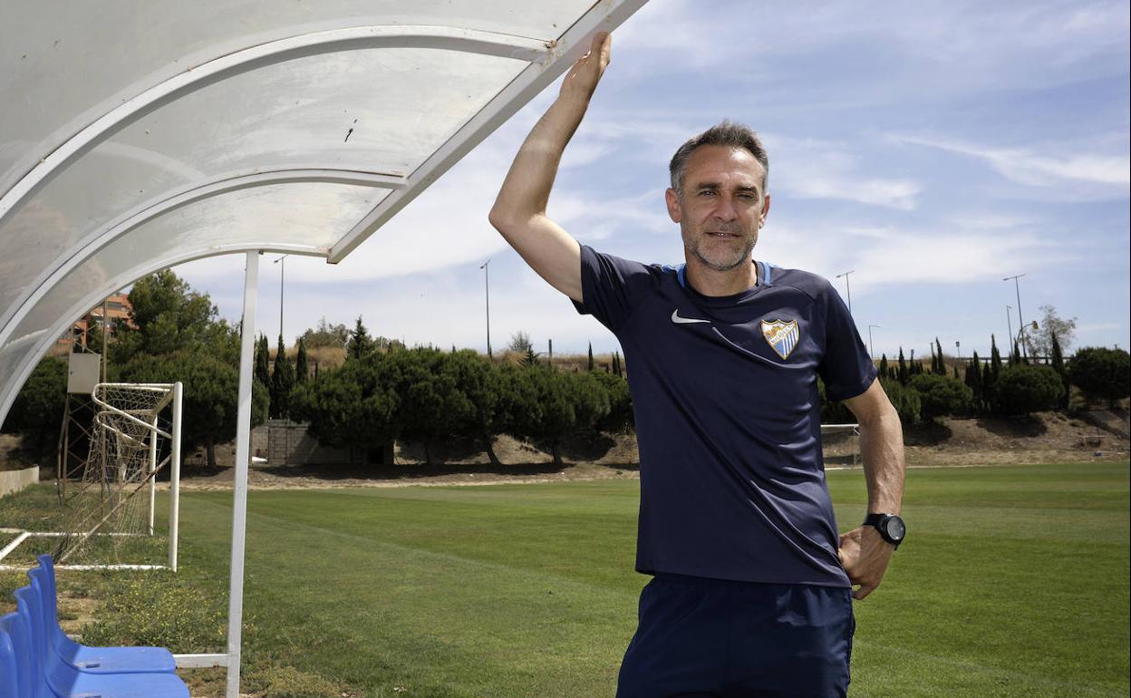 Nacho Pérez, entrenador del juvenil del Málaga, posa para SUR en una sesión de fotos reciente en el campo de entrenamiento de El Viso.