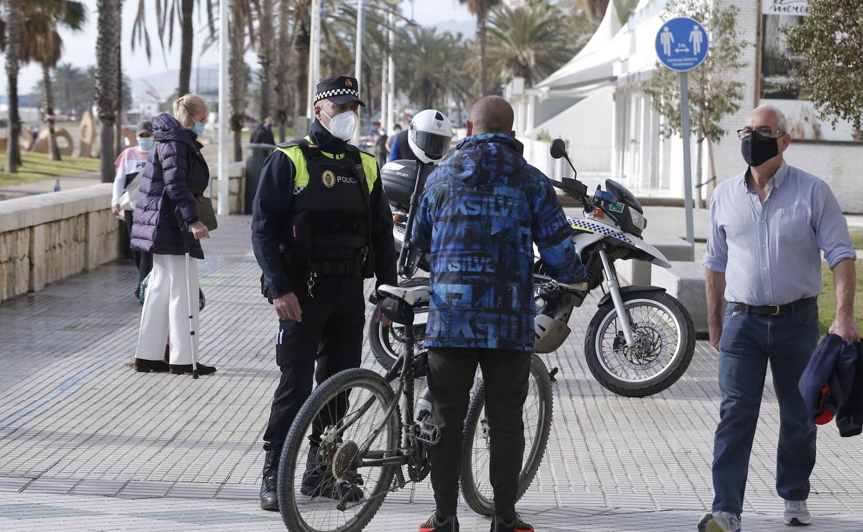 Carril bici: Siete de cada diez multas a usuarios de bicis y patinetes de Málaga son por circular por zonas peatonales