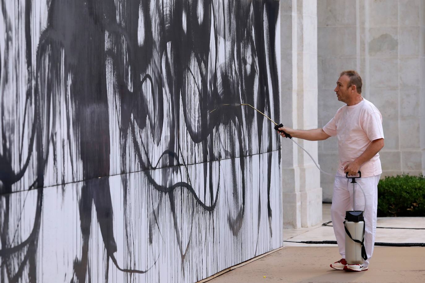 La acción «Despintura fònica» se realizó en el patio de la Aduana, promovida por el Museo Picasso 