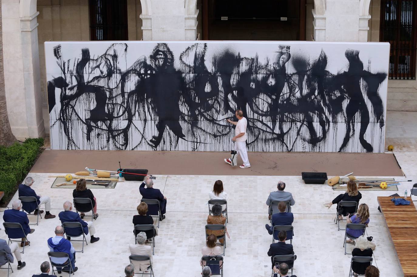 La acción «Despintura fònica» se realizó en el patio de la Aduana, promovida por el Museo Picasso 