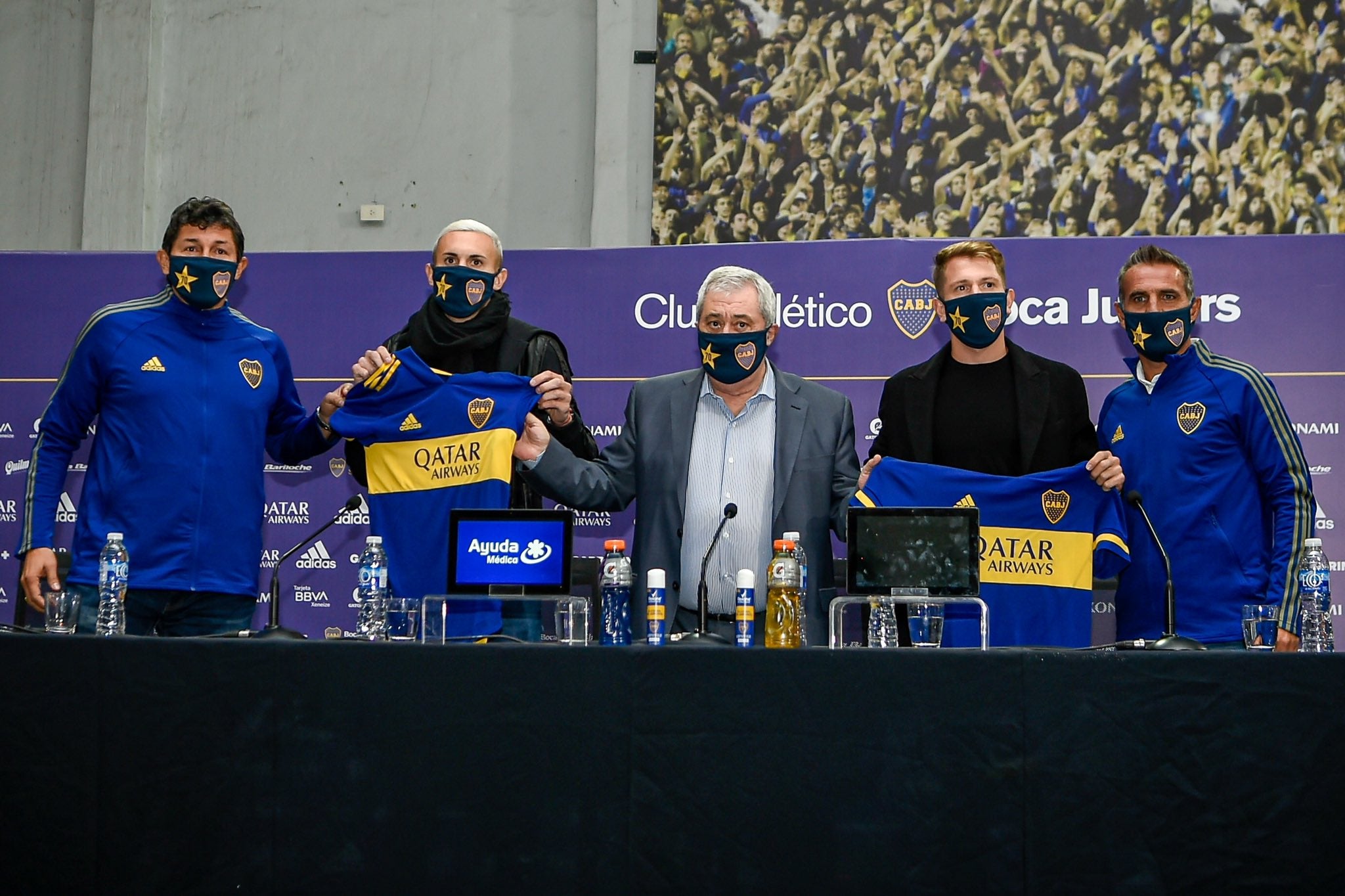 Esteban Rolón, el segundo por la izquierda, en la presentación oficial de su fichaje con Boca Juniors.