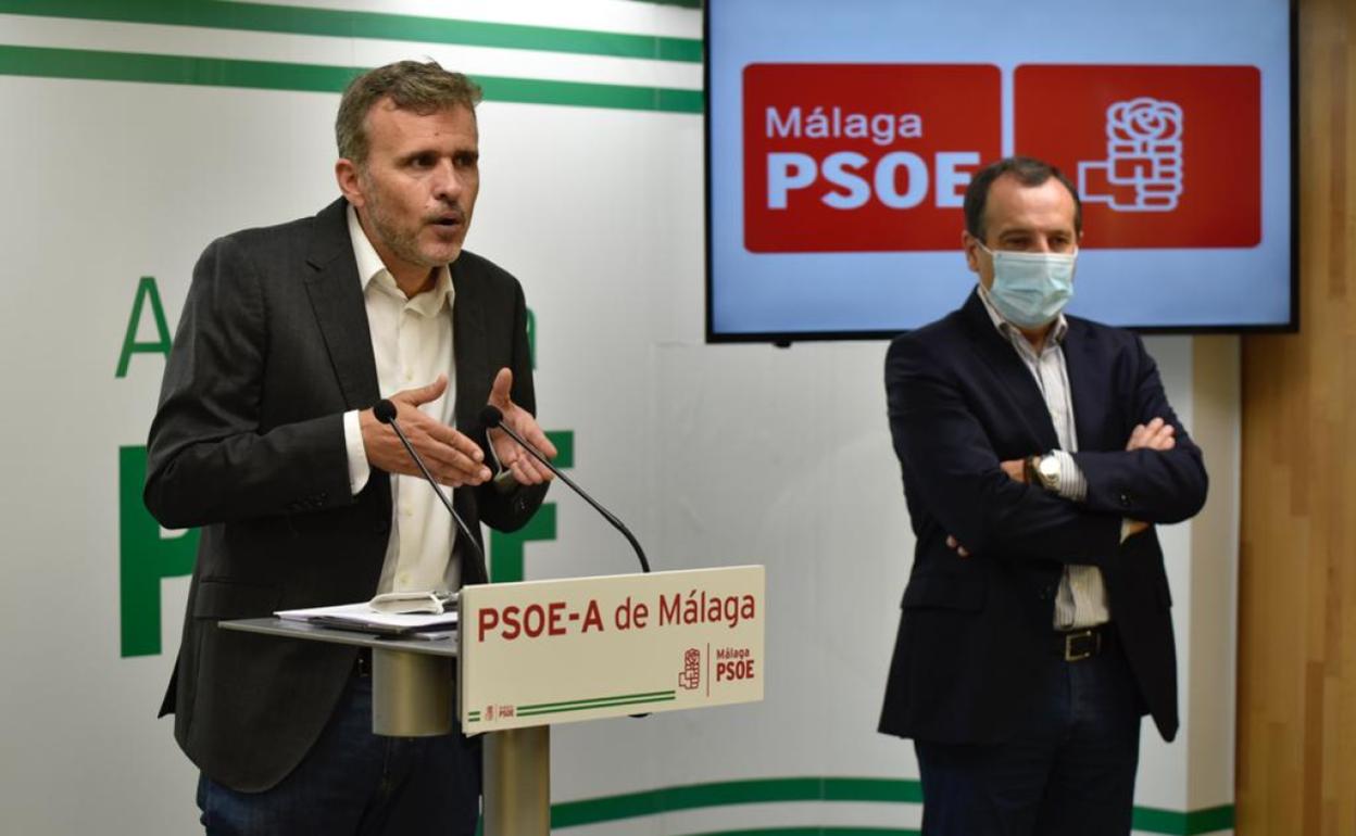 Ignacio López y Ruiz Espejo, esta mañana, en la sede provincial del PSOE.