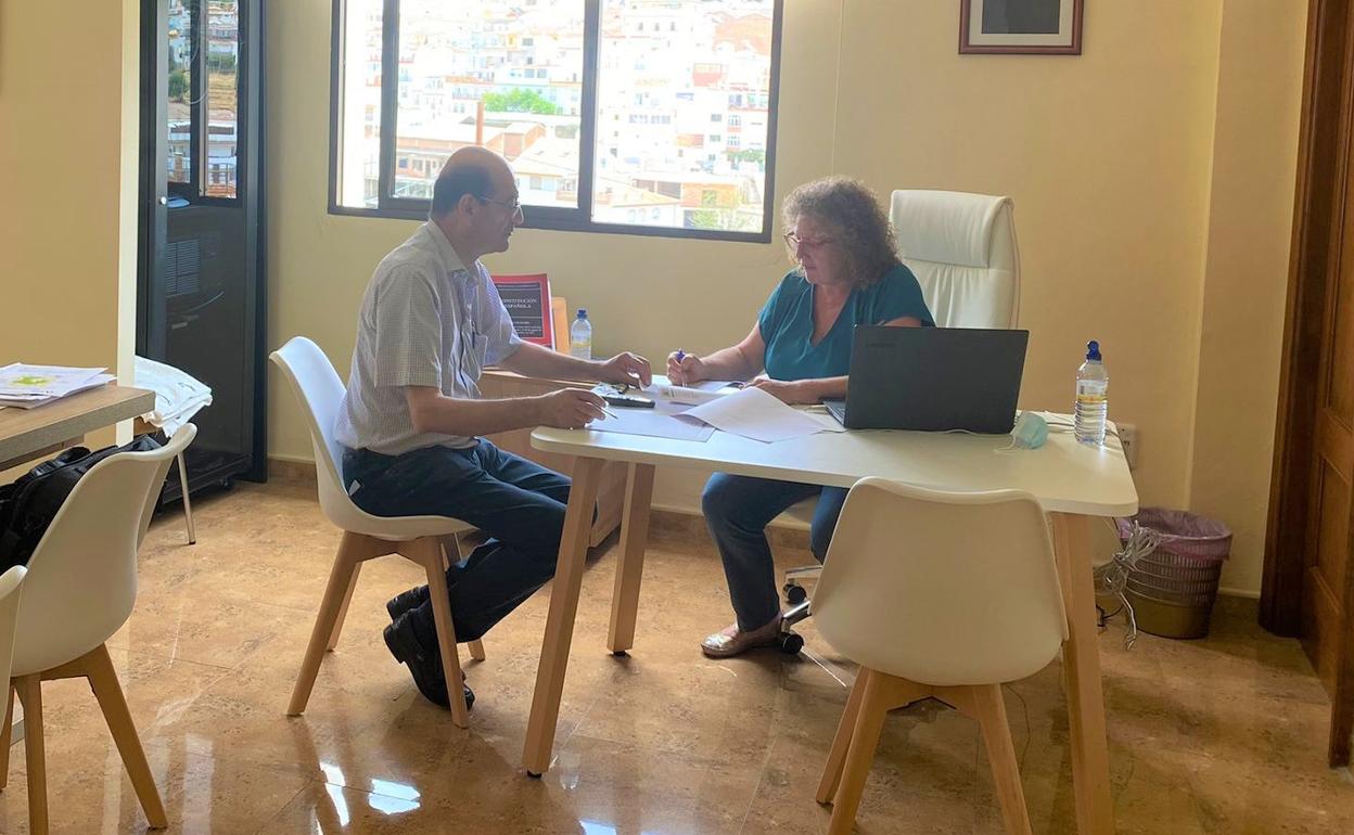 Bartolomé Guerra y Francisca García, durante una de sus reuniones en el Ayuntamiento.