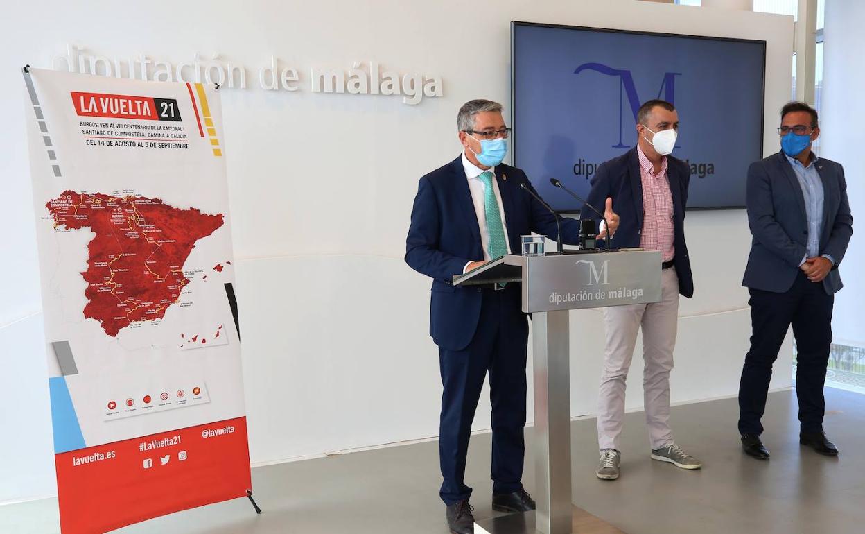 Francisco Salado y Javier Guillén, este viernes en la presentación de las dos etapas con recorrido malagueño en la próxima edición de la Vuelta a España. 