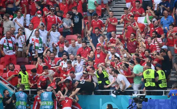 Los jugadores magiares celebran el gol junto a los aficionados.