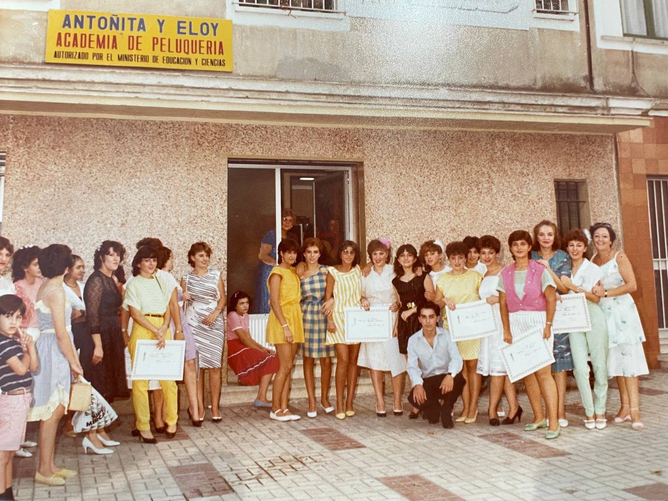 Fotos: Reme Madueño, 64 años en su negocio de peluquería, la escuela profesional &#039;Antonio-Eloy&#039;