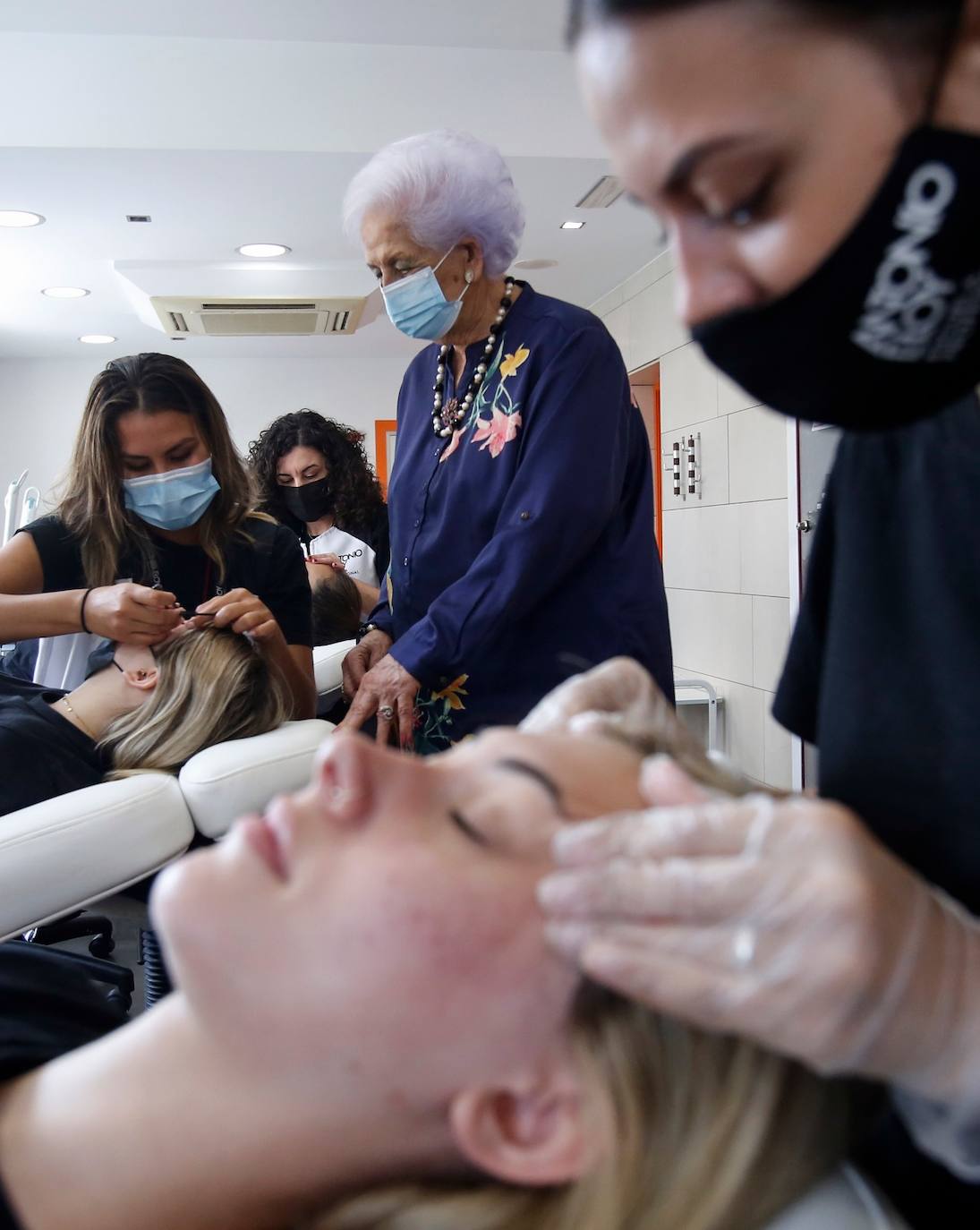 Fotos: Reme Madueño, 64 años en su negocio de peluquería, la escuela profesional &#039;Antonio-Eloy&#039;