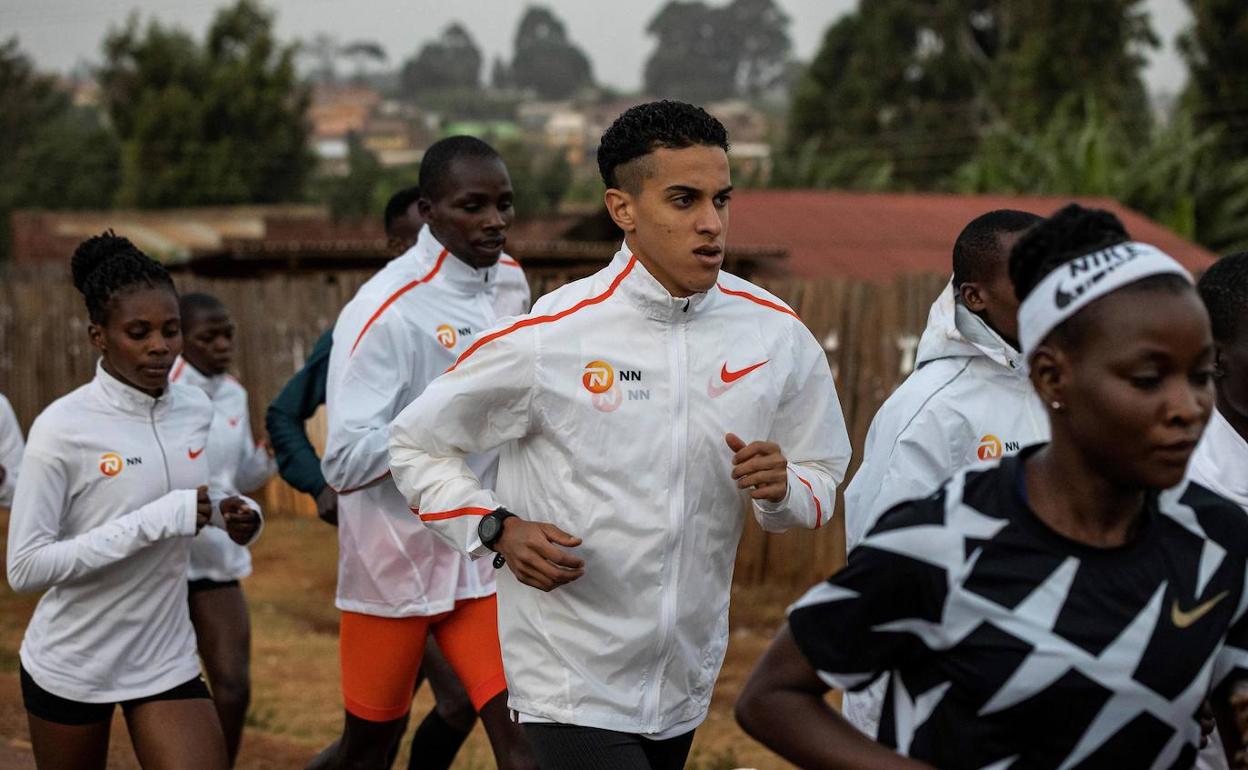 Oumaiz, este invierno corriendo en el altiplano del campamento de Kapchorwa (Uganda), lejos de su entrenador y mentor Antonio Serrano, y con el Nationale Nederlanden Running Team.