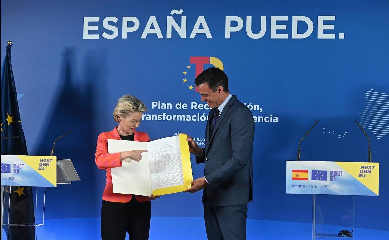 La presidenta de la CE, Urusla Von der Layen, junto al presidente del Gobierno español, Pedro Sánchez. 