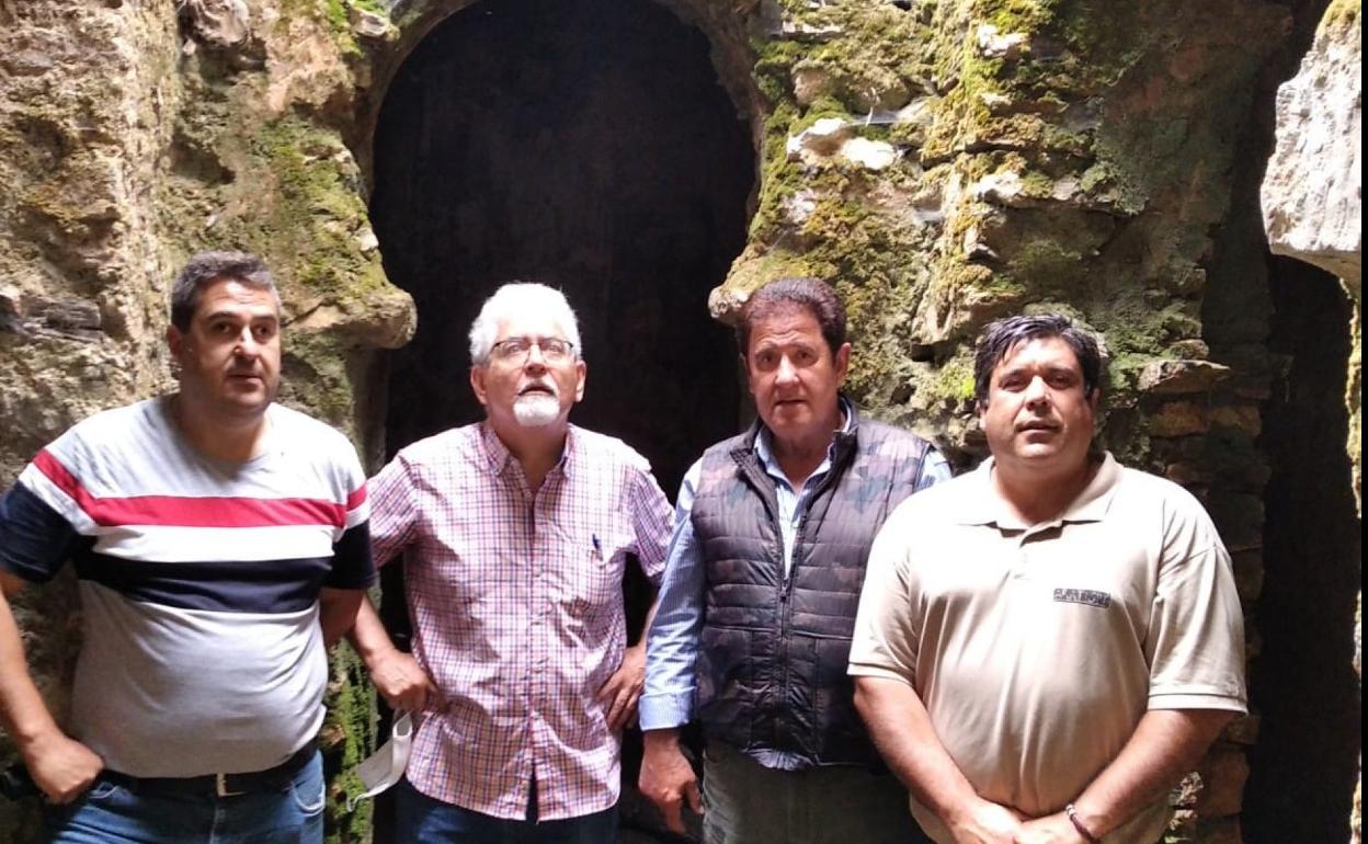 Manuel Robles, padre e hijo, con el arqueólogo Andrés Fernández y el doctor en Historia Virgilio Martínez. 