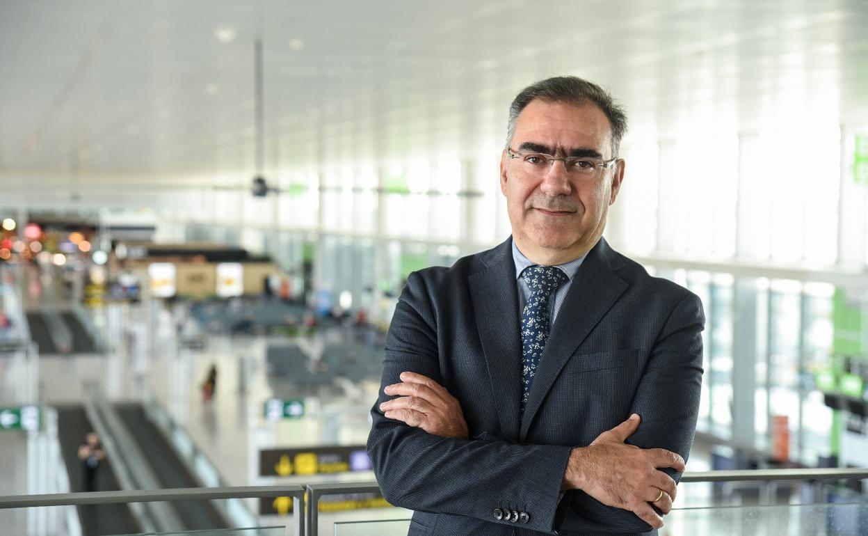 Pedro Bendala, junto a una de las pasarelas con vistas a la zona de embarque del aeropuerto de Málaga. 