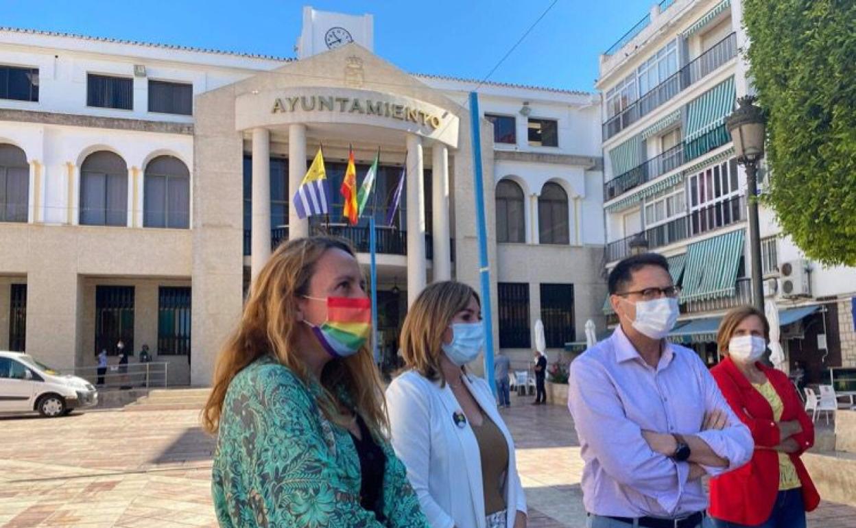 Portavoces y ediles de Podemos, IU y el PSOE, este lunes a las puertas del Ayuntamiento rinconero. 