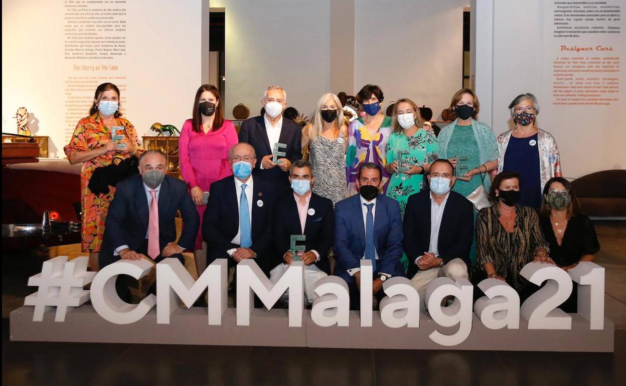 Foto de familia de los premiados y los participantes en la gala.. 