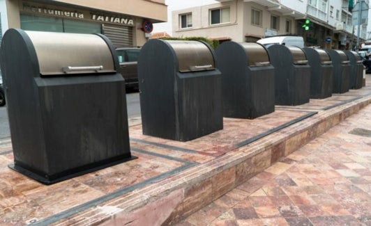 Imagen de una isla de contenedores en el centro de Nerja. 