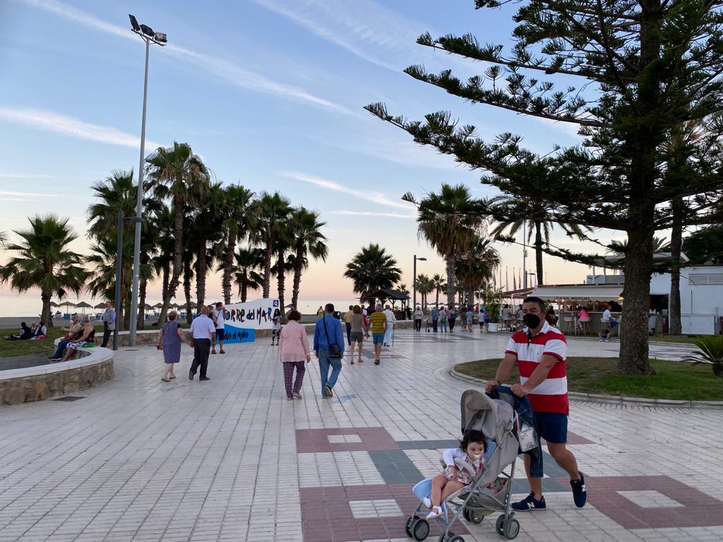 La Policía pone cintas para impedir el acceso a la arena e informa sobre la prohibición de entrar durante toda la noche