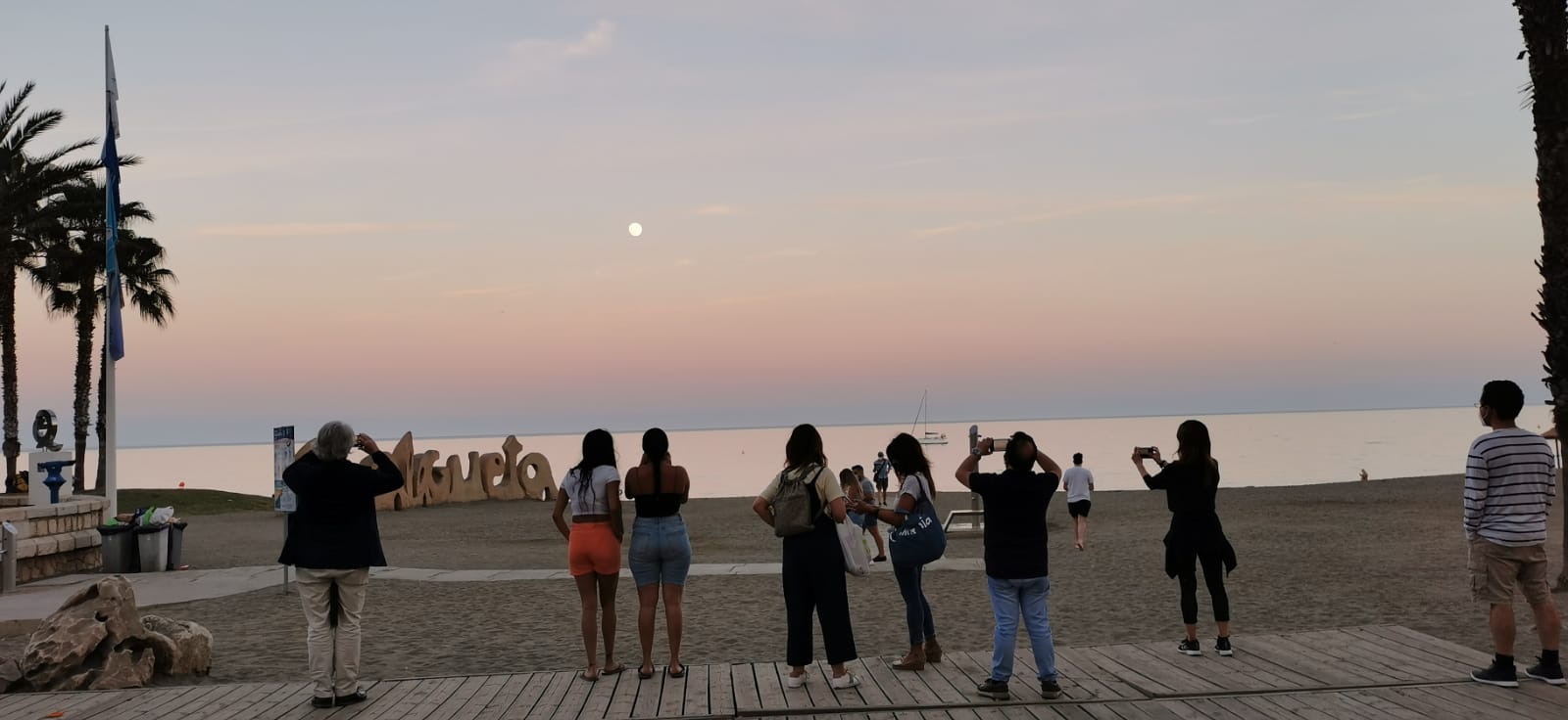 La Policía pone cintas para impedir el acceso a la arena e informa sobre la prohibición de entrar durante toda la noche