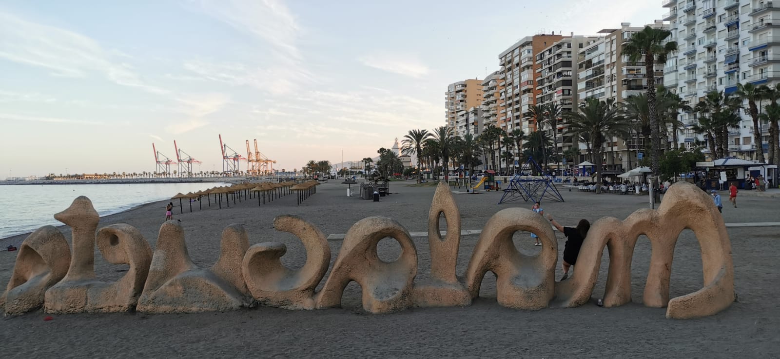 La Policía pone cintas para impedir el acceso a la arena e informa sobre la prohibición de entrar durante toda la noche