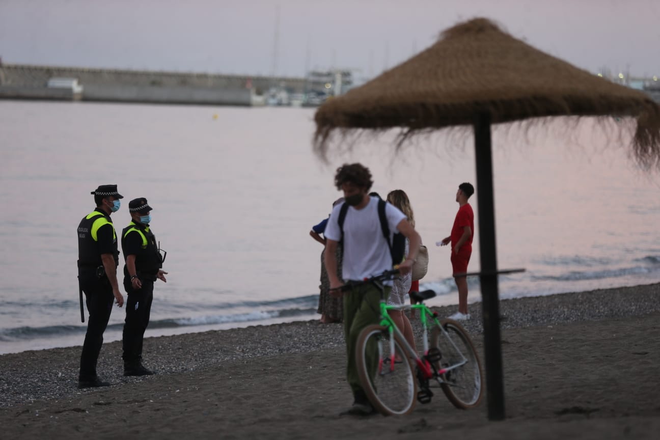 La Policía pone cintas para impedir el acceso a la arena e informa sobre la prohibición de entrar durante toda la noche