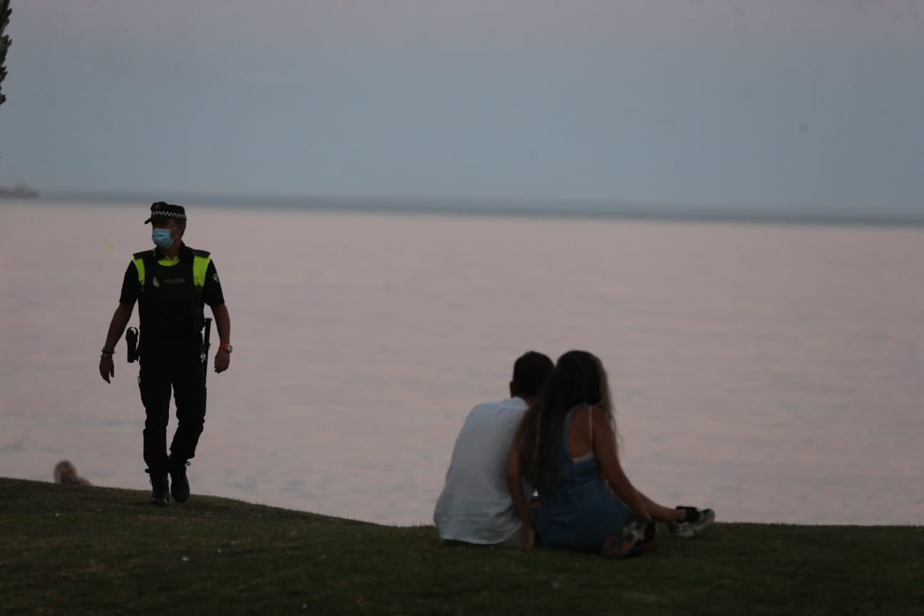 La Policía pone cintas para impedir el acceso a la arena e informa sobre la prohibición de entrar durante toda la noche