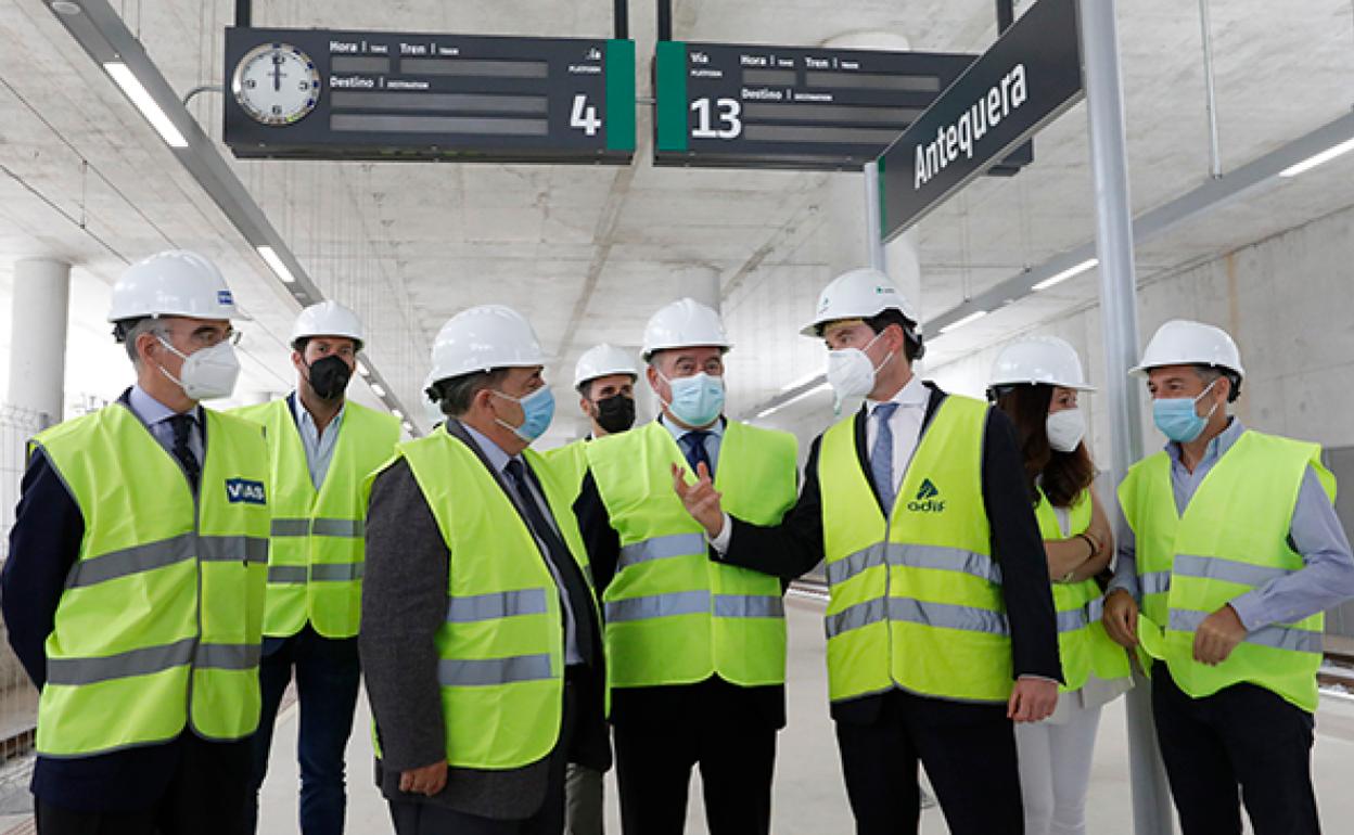 La estación se encuentra en el propio casco urbano de la ciudad y empezó a construirse en 2015 y tuvo la paralización por problemas de la anterior empresa constructora lo que llevó a no estar lista para la apertura de la línea Granada-Madrid.