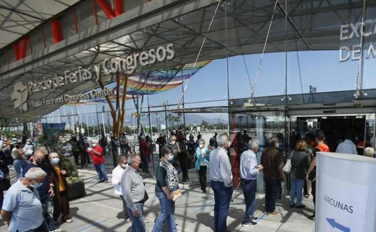 Colas para vacunarse en el Palacio de Ferias de Málaga. 