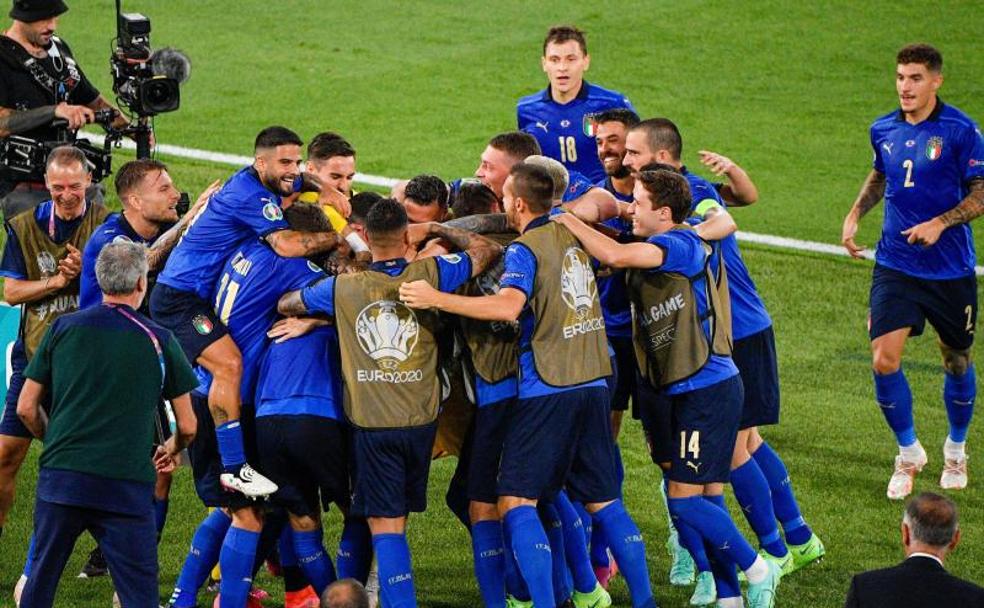 Los juagdores italianos celebran un gol. 