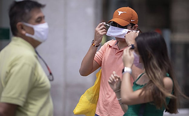 El uso de la mascarilla no será obligatorio desde mañana en los espacios exteriores. 