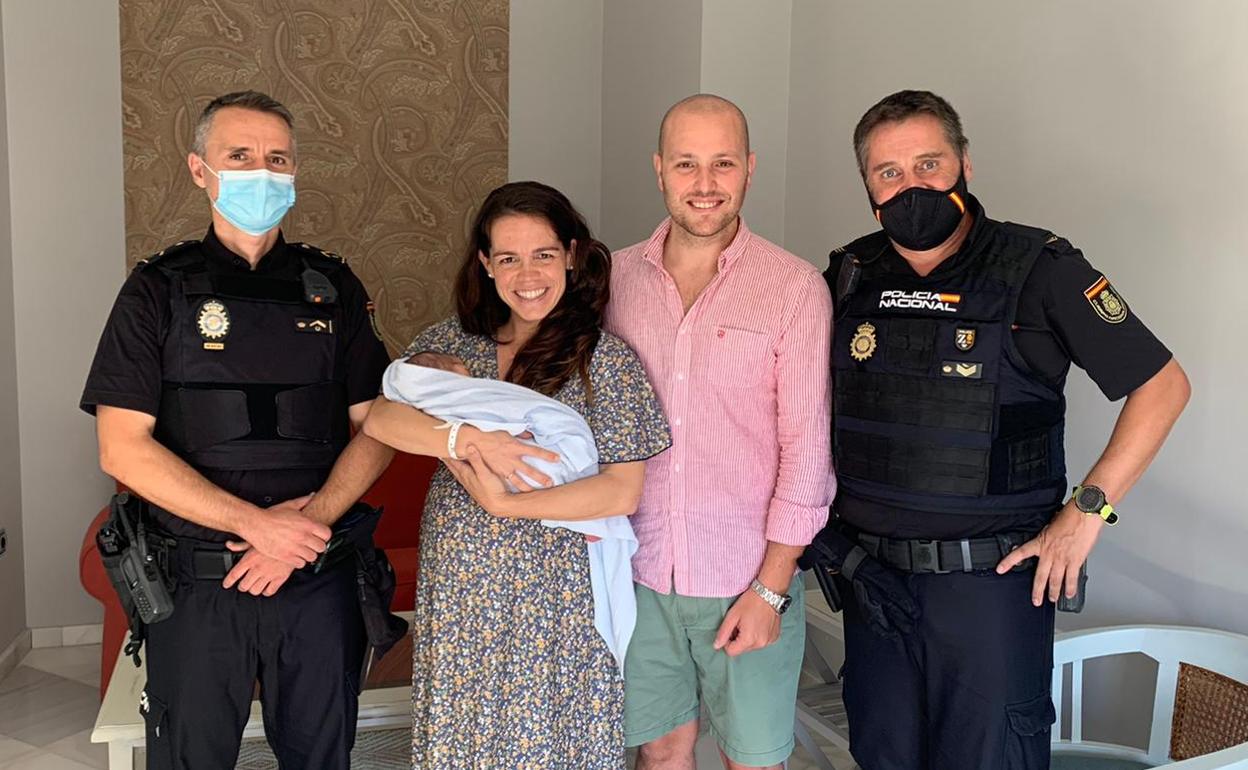 Carmen y José Ignacio (en el centro) con el pequeño Pepe y los dos policías que los escoltaron. 