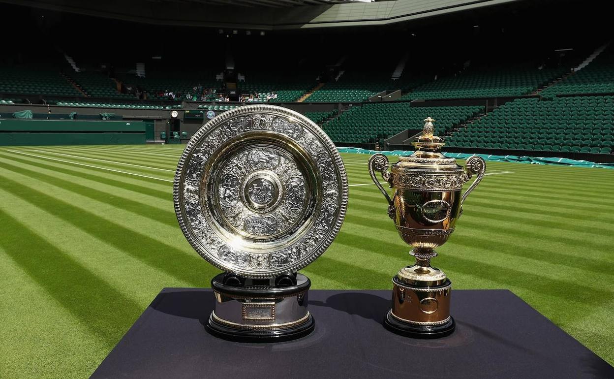 Los trofeos masculino y femenino de Wimbledon, que arranca este lunes. 