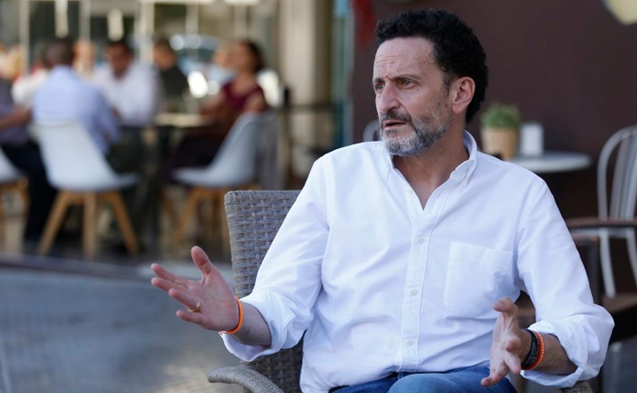 Edmundo Bal gesticula durante un momento de la entrevista, realizada en una cafetería de la Colonia Santa Inés. 