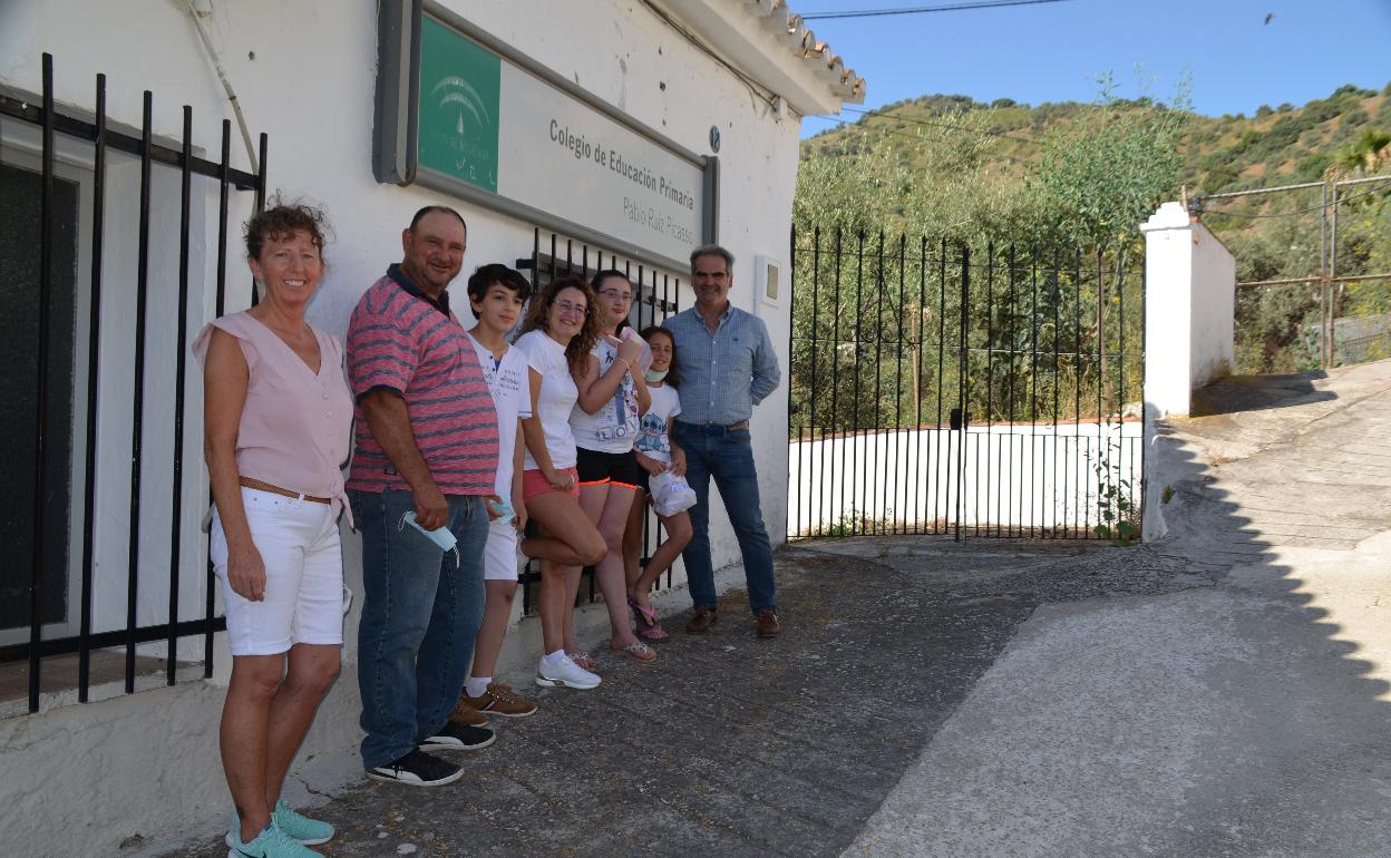 La edil de Educación y el alcalde, con padres e hijos, junto al centro cerrado en 2019. 