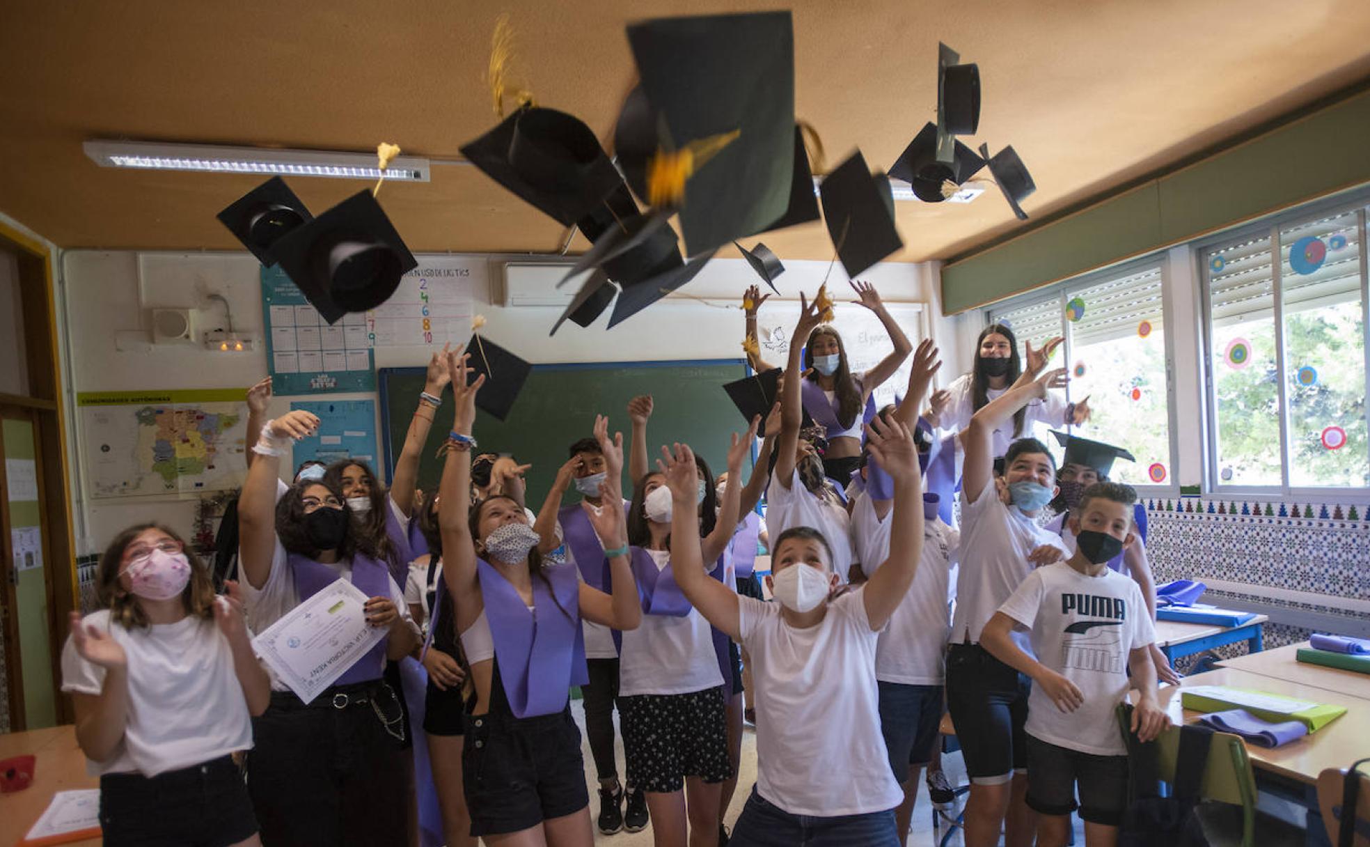 Alumnos y alumnas de cuarto de la ESO del CEIP Victoria Kent se despiden de su maestra al terminar el curso este jueves. 