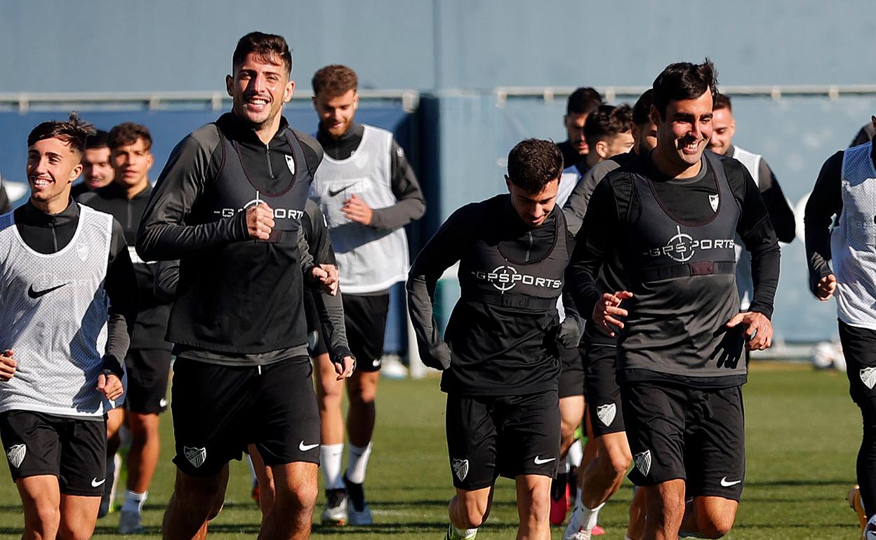 En primer plano, los jugadores del Málaga Pablo Chavarría y Alberto Escassi durante un entrenamiento la temporada pasada.