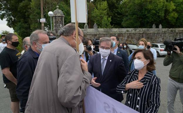 Carmen Calvo se acerca este sábado a uno de los manifestantes congregados frente al Pazo de Meirás 