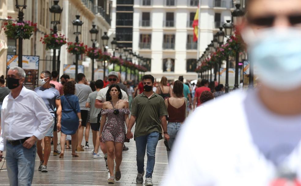 El primer día sin obligatoriedad de llevar la mascarilla al aire libre fue acogido con prudencia, como demuestra la foto tomada en la calle Larios. 