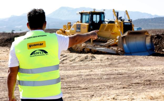 Tras los movimientos de tierra se incrementará el personal contratado para la construcción de los viales y parcelas de la primera fase. 