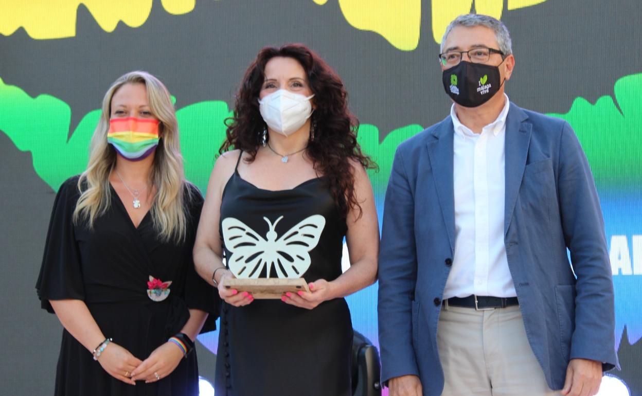 Rocío Ruiz recibe el premio en la 'Gala de los Premios LGTBI: Rincón por la Diversidad'