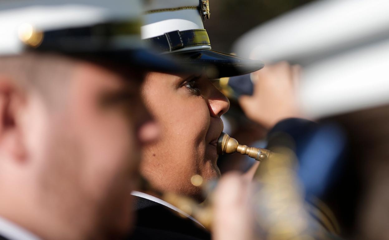Integrantes de una banda acompañando a un trono en la Semana Santa de 2019.