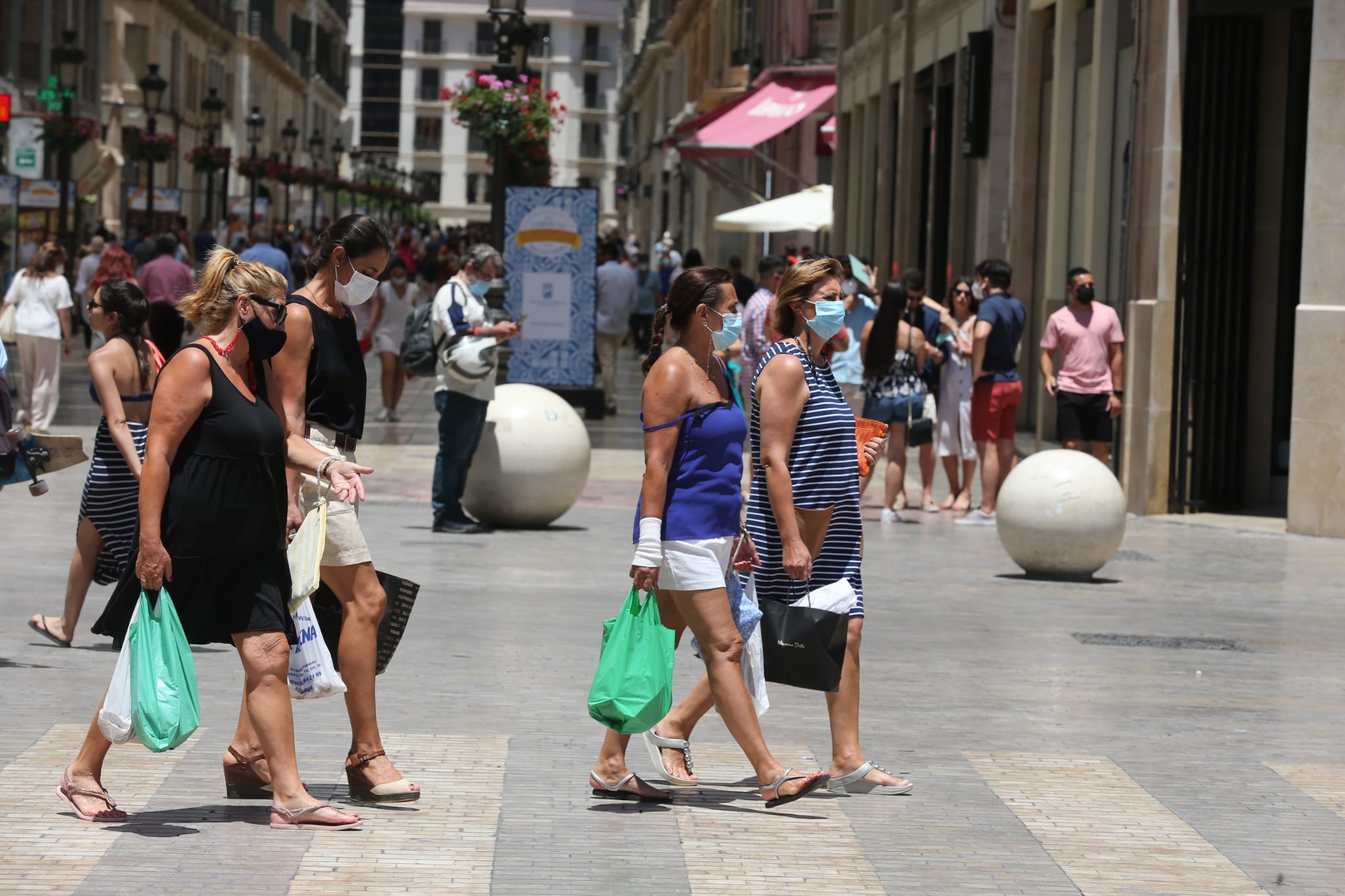 Muchos malagueños siguen con el tapabocas, en el primer día en el que no es obligatorio. La gran mayoría de turistas extranjeros sí opta por ir con la cara descubierta