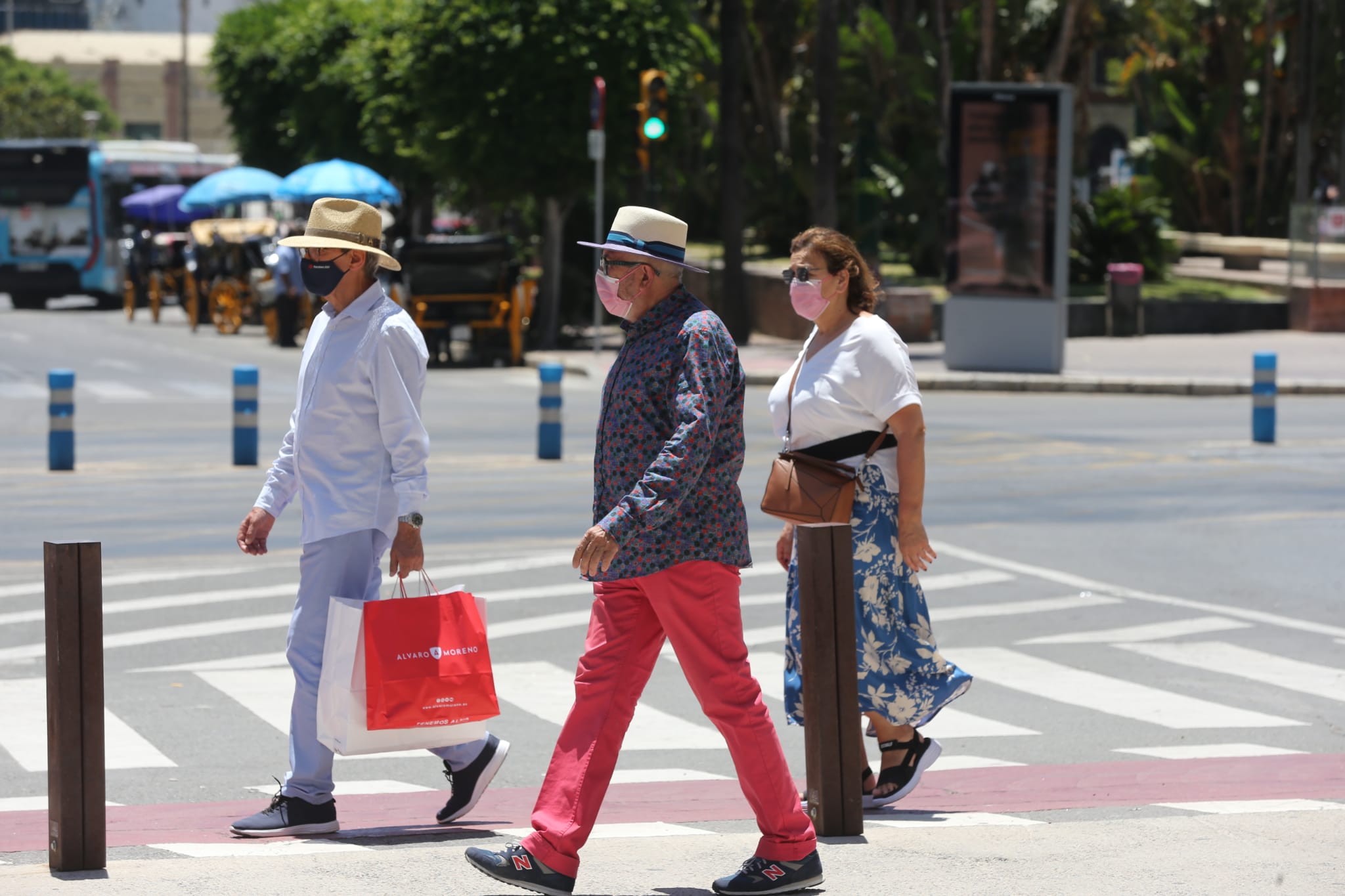 Muchos malagueños siguen con el tapabocas, en el primer día en el que no es obligatorio. La gran mayoría de turistas extranjeros sí opta por ir con la cara descubierta