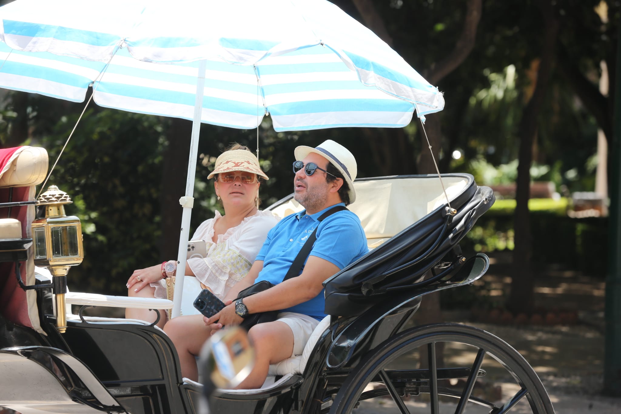 Muchos malagueños siguen con el tapabocas, en el primer día en el que no es obligatorio. La gran mayoría de turistas extranjeros sí opta por ir con la cara descubierta