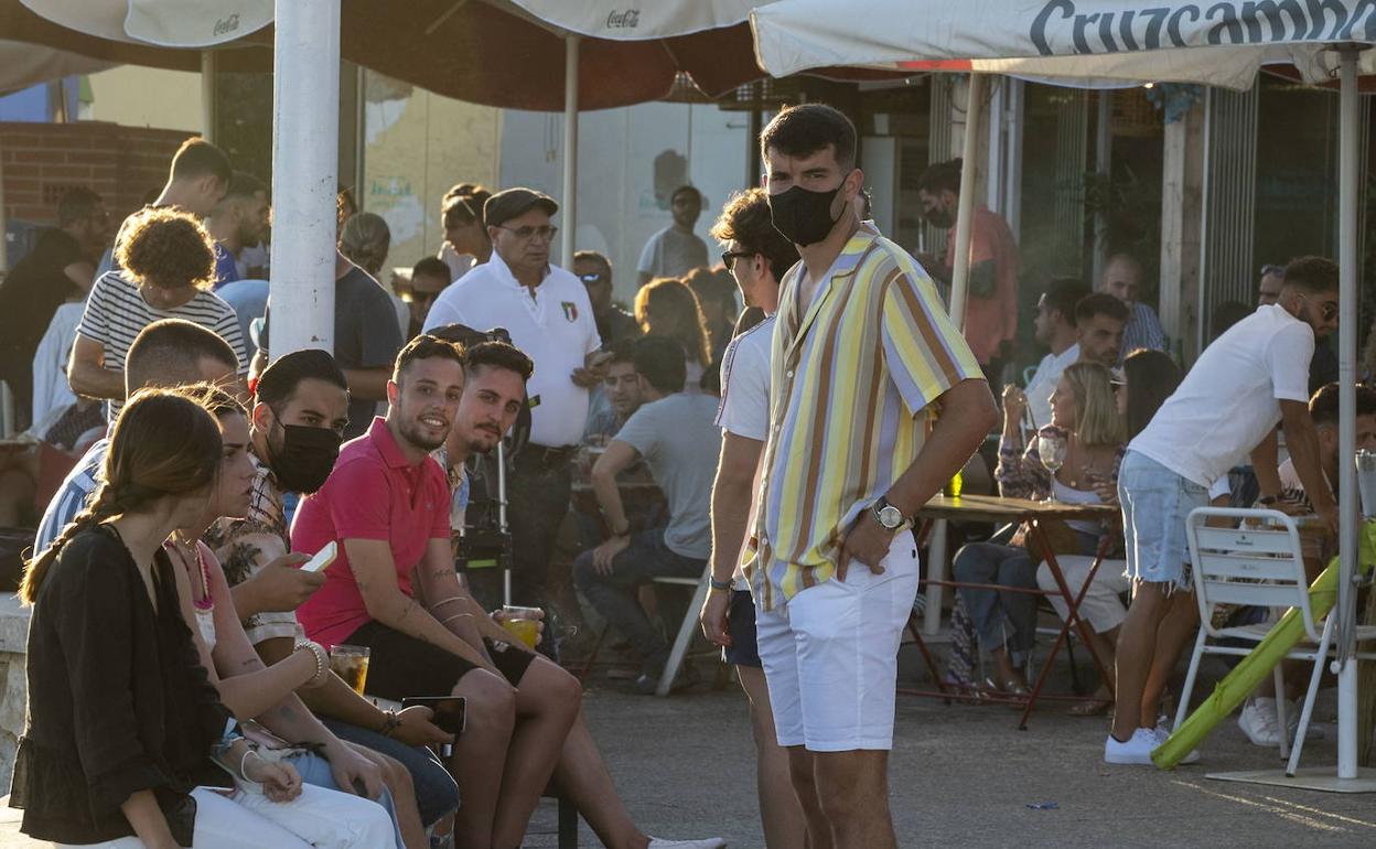 Vacunas covid: Andalucía planea adelantar la vacunación a menores de 30 años por el riesgo de brotes entre jóvenes