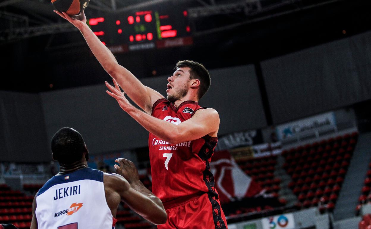 Barreiro intenta una canasta en un partido de esta temporada con el Zaragoza. 