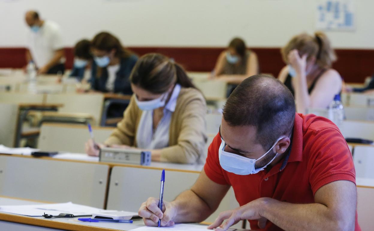 Opositores, el domingo día 20, durante el desarrollo de la parte teórica del examen. 