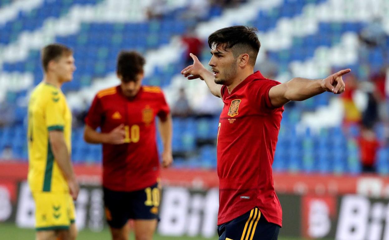 Brahim celebra su gol ante Lituania en el debut con la selección absoluta. 