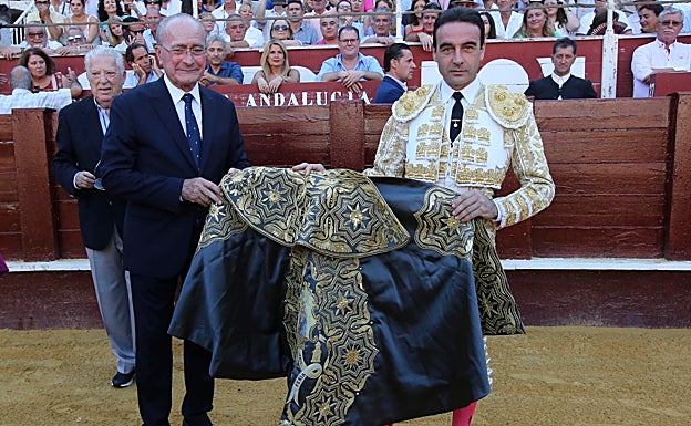 Recibiendo el último Capote de Paseo que consiguió.