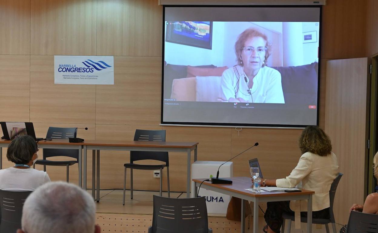 Asistentes a los cursos de verano de la UMA en Marbella durante la intervención de Margarita del Val. 